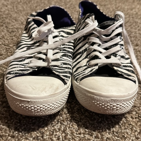 Adorable zebra-print Miley Cyrus & Max Azria converse-style sneakers (8) - Picture 4 of 11